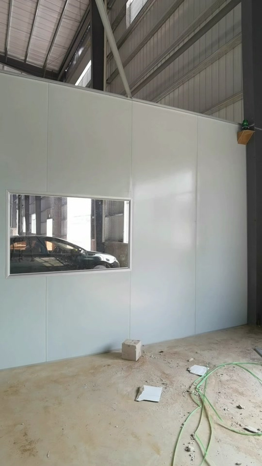 梅州钢结构厂房内部彩钢板隔断施工现场实拍——岩棉复合板应用解析